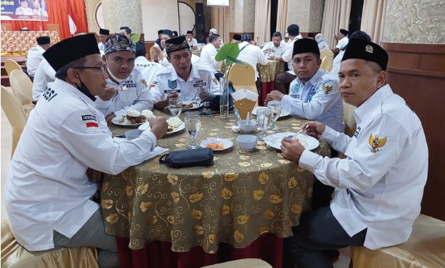 Ketua DPK APDESI Merlung Jondri Robi (dua kiri) bersama anggota APDESI Jambi lainnya