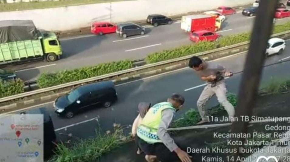 nenek lemas di jalan tol nenek lemas di jalan tol