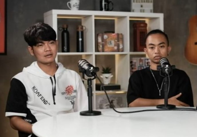 ri Suaka dan Zinidin Zidan di podcast Anji Manji.