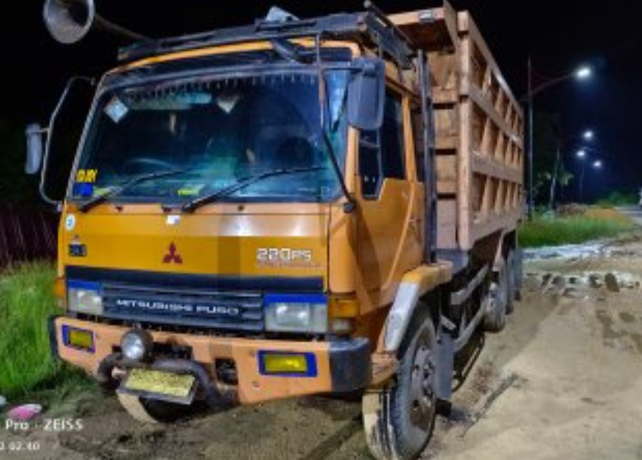 Salah satu truk diduga muatan lebihi tonase bebas melintas di Pelabuhan Ro Ro Kuala Tungkal