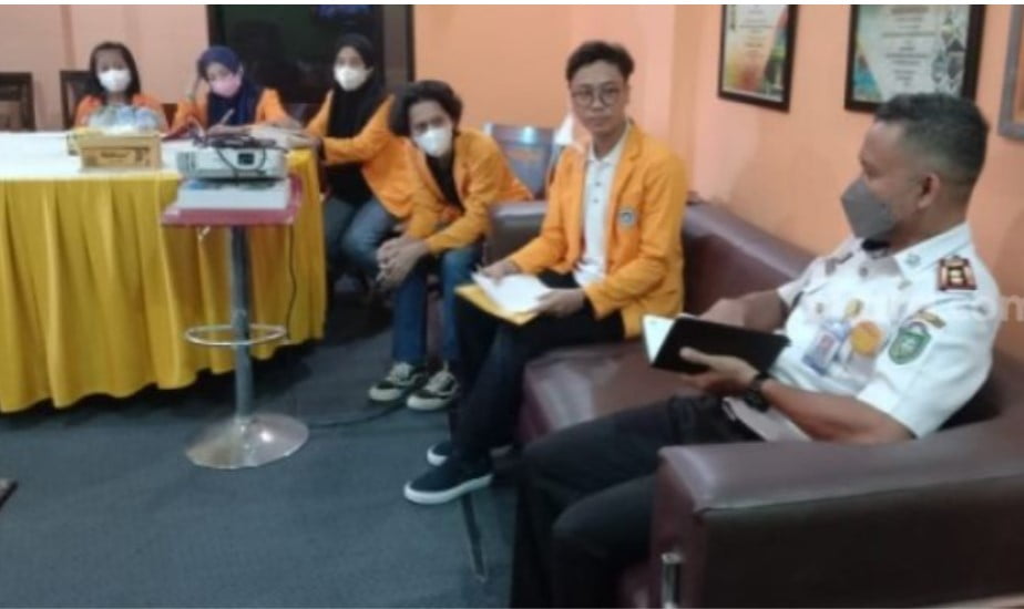Adi Hidayah Saputra Kepala Dinas Kependudukan dan Catatan Sipil Kota Parepare menerima perwakilan mahasiswa