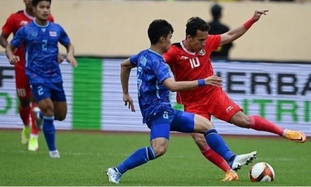 Pesepak bola Timnas Indonesia Egy Maulana Vikri (kanan) berebut bola dengan pesepak bola Timnas Thailand Airfan Doloh dalam pertandingan semifinal sepak bola SEA Games 2021