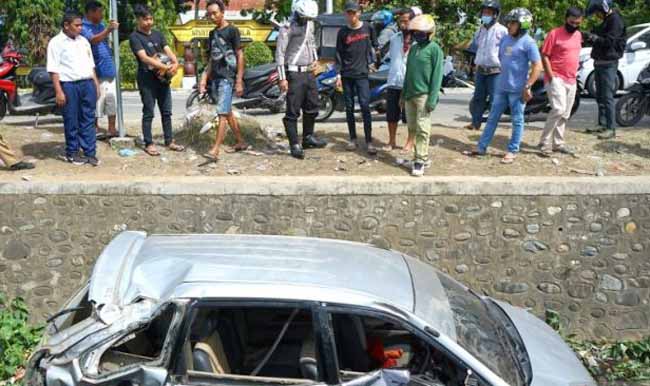 Tabrak Pohon Lalu Masuk Parit