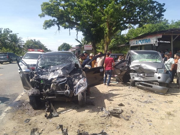 Tabrakan Toyota Avanza vs Suzuki APV di Merangin