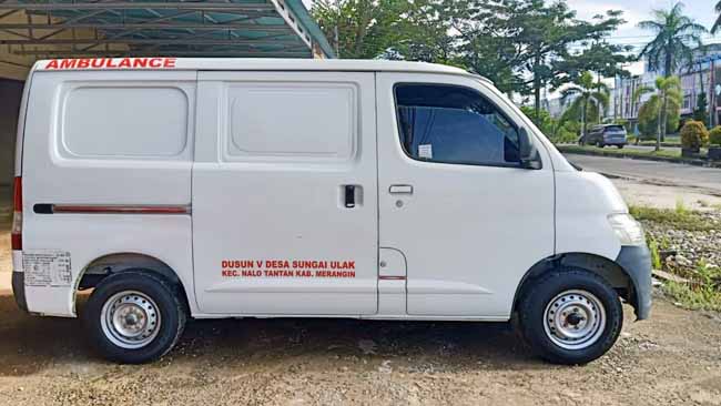 Bujung Hibahkan Mobil Ambulan