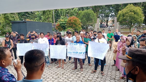 Demo pelantikan kades Warga Nalo Gedang Minta Pelantikan Kades