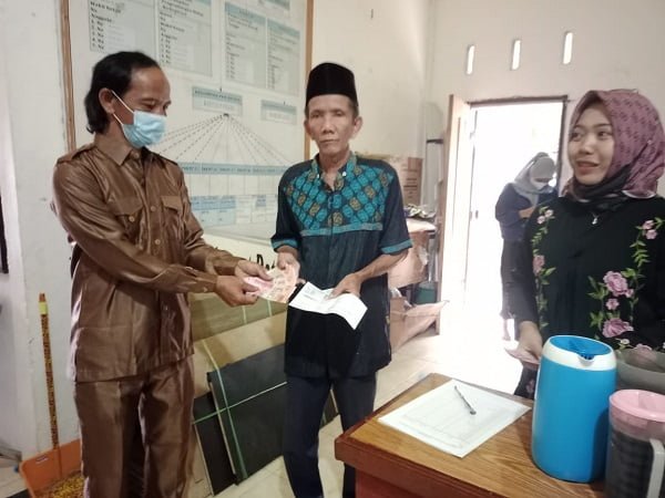 Kades Makmur Jaya, Ali Sadikin saat serahkan BLT DD Tahap Dua.