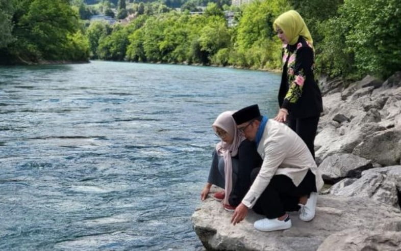 Gubernur Jawa Barat Ridwan Kamil bersama istrinya, Atalia Praratya, dan putri mereka, Camillia Laetitia Azzahra alias Zara, di pinggir Sungai Aare Gubernur Jawa Barat Ridwan Kamil bersama istrinya, Atalia Praratya, dan putri mereka, Camillia Laetitia Azzahra alias Zara, di pinggir Sungai Aare