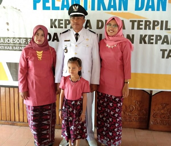 Bahrudin, Kades Bukit Kemuning. Bahrudin, Kades Bukit Kemuning.