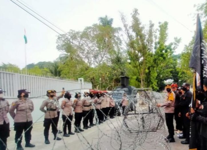Massa Bela Nabi Muhammad di Konjen India di Medan. Massa Bela Nabi Muhammad di Konjen India di Medan.