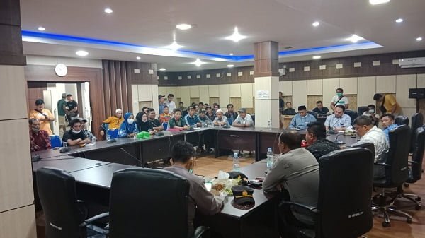 Negosiasi warga lubuk sirah dgn anggota dewan Warga Lubuk Birah Datangi Gedung DPRD Merangin