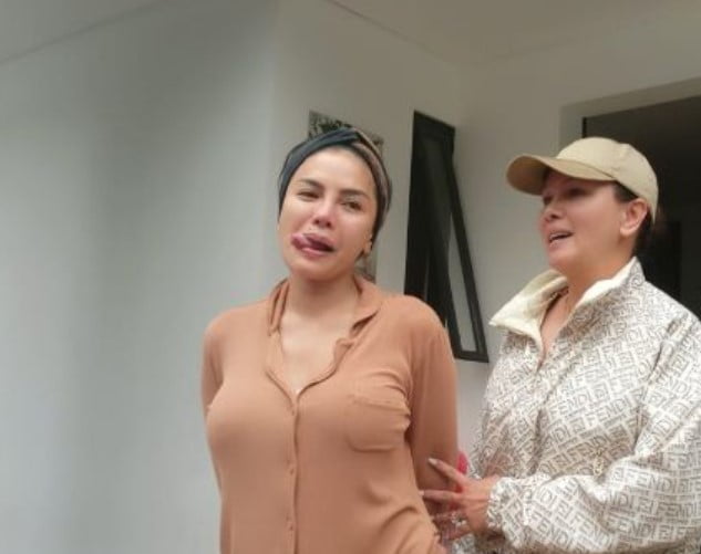 Nikita Mirzani bersama sahabatnya, Fitri Salhuteru Nikita Mirzani bersama sahabatnya, Fitri Salhuteru