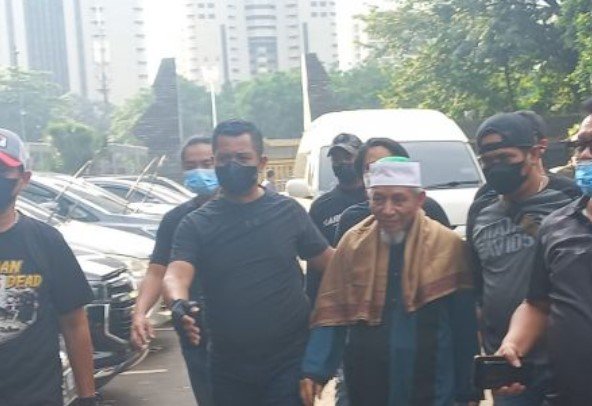 Pimpinan Khilafatul Muslimin, Abdul Qadir Hasan Baraja tiba di Polda Metro Jaya