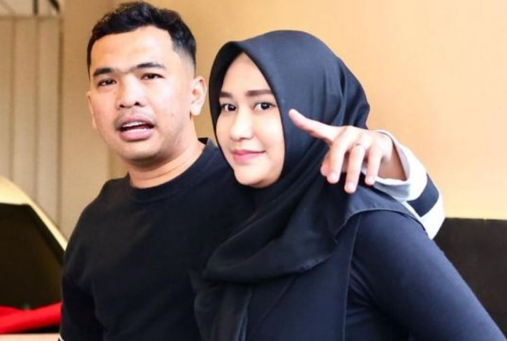 Putra Siregar bersama istri Septi Siregar. Putra Siregar bersama istri Septi Siregar.