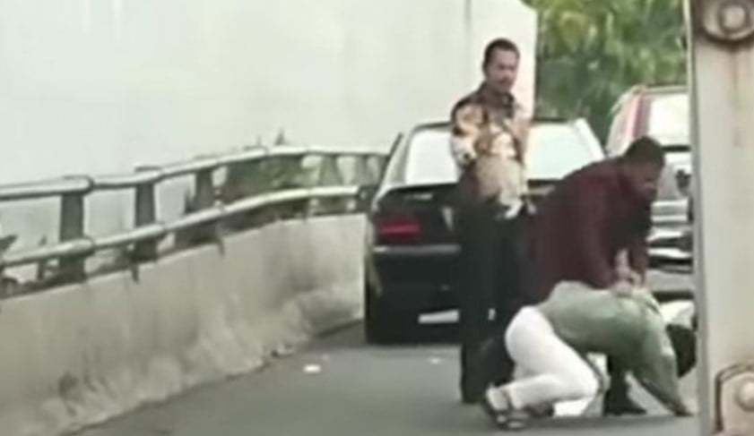 Seorang pria yang belum diketahui indentitasnya menjadi korban pemukulan di ruas jalan tol dalam kota