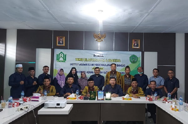 Silaturahmi STAI An Nadwah Kuala Tungkal foto bersama pihak IAI SMQ Bangko.