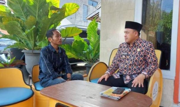 Wakil Wali Kota Cilegon Sanuji Pentamarta berbincang dengan Predy Pebriandy Wakil Wali Kota Cilegon Sanuji Pentamarta berbincang dengan Predy Pebriandy