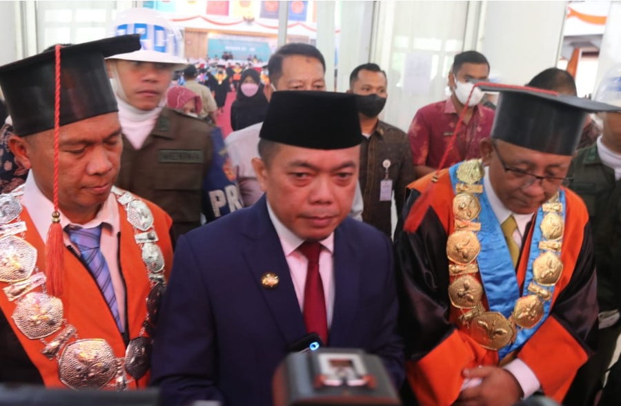 Gubernur Jambi, Al Haris saat menghadiri wisuda UNJA ke 99