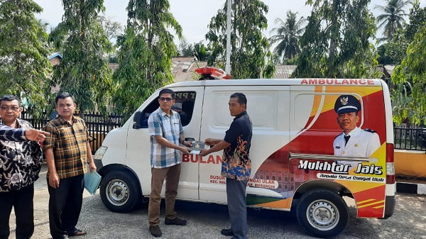 Kades Sungai Ulak Serahkan Mobil Ambulan ke Kadus Lima Kades Sungai Ulak Serahkan Mobil Ambulan ke Kadus Lima