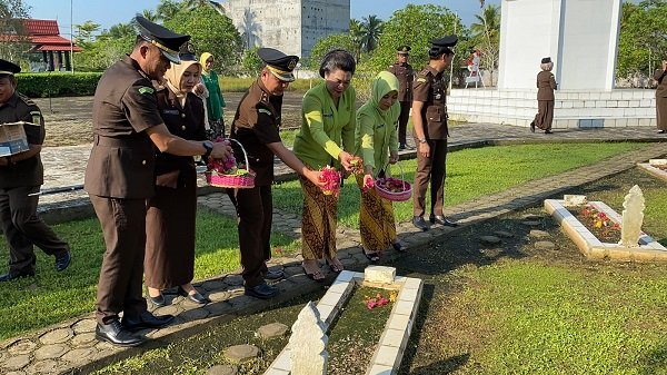 Kejaksaan Negeri (Kejari), Kuala Tungkal melaksanakan Ziarah dan tabur bunga