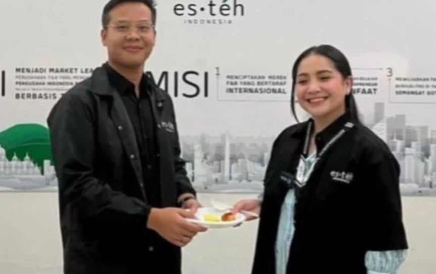 Nagita Slavina resmi menjadi CEO Esteh Indonesia. Baru satu hari kerja, seluruh Pegawai Nagita Slavina dibuat kegirangan usai mendapat bonus dari istri Raffi Ahmad