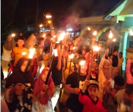 Pawai obor Desa Pulau Kayu Aro Pawai obor Desa Pulau Kayu Aro