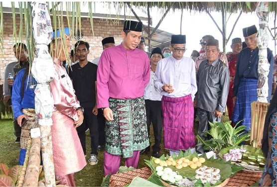 Bupati Batanghari Muhammad Fadhil Arief dan Wakil Bupati Batanghari Bakhtiar membuka secara resmi kegiatan Sepekan di Pasar Lamo Tembesi