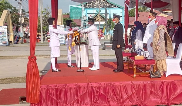Bupati Tanjabbar Menjadi Inspektur Upacara