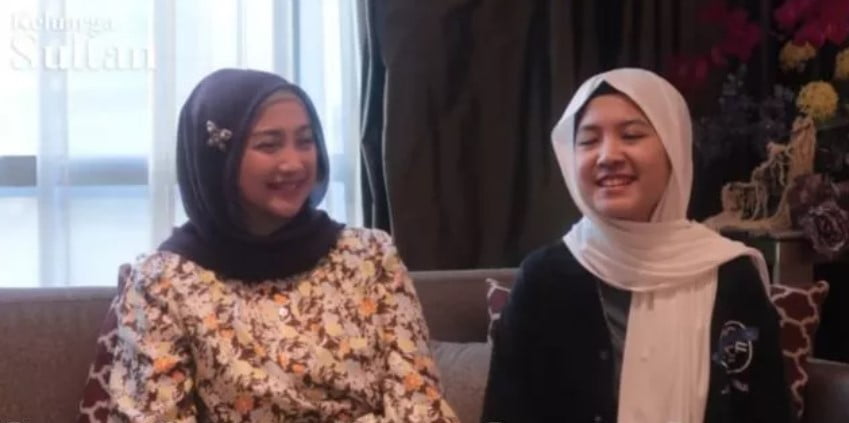 Desy Ratnasari bersama sang anak. Desy Ratnasari bersama sang anak.