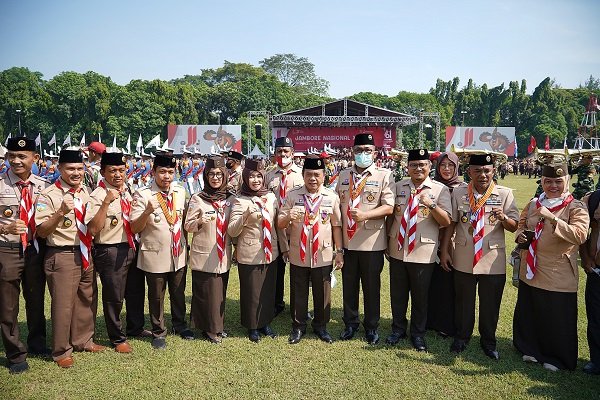 Gubernur Jambi, Al Haris foto bersama usai mengikuti upacara Peringatan Hari Pramuka Nasional ke 61 dan Pembukaan Jambore Nasional (Jamnas) ke XI Tahun 2022 di Jakarta. Foto: Jambiseru.com