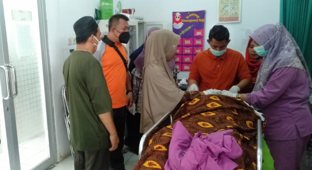 Jenazah siswi SMP yang meninggal se usai duel di Batanghari Jenazah siswi SMP yang meninggal se usai duel di Batanghari