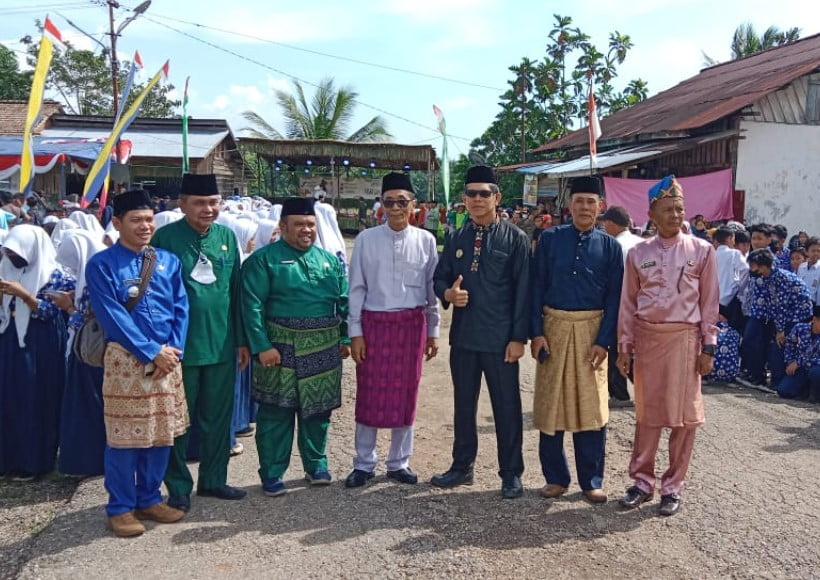 Kades Pematang V Suku, Mashuri foto bersama wakil bupati dan jajaran. Kades Pematang V Suku, Mashuri foto bersama wakil bupati dan jajaran.