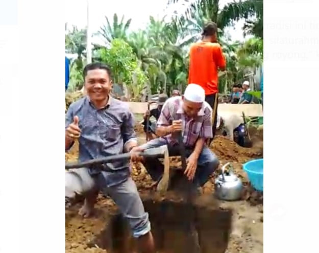 Kegiatan gotong royong Desa Sengkati Baru Batanghari Kegiatan gotong royong Desa Sengkati Baru Batanghari