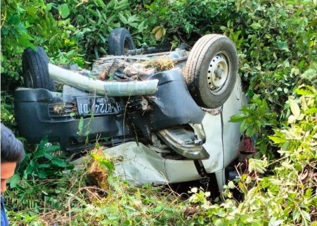 Kondisi mobil sayur yang terbalik di Merangin