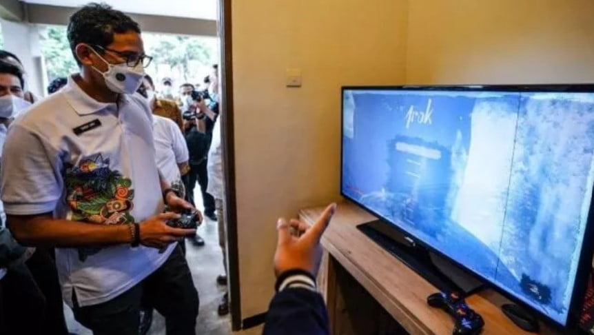 Menparekraf Sandiaga Uno sedang bermain game lokal.