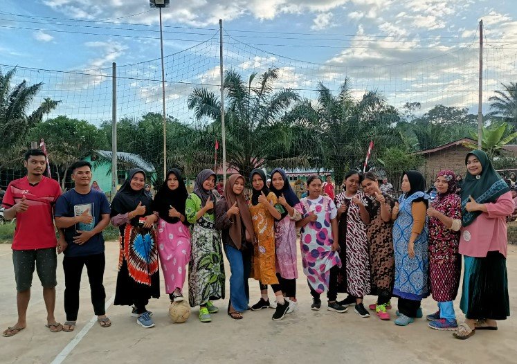 Para peserta lomba futsal emak-emak di Desa Mekar Limau Manis.