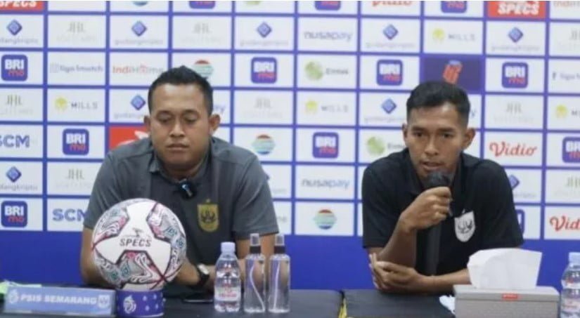 Pelatih sementara PSIS Semarang, Achmad Resal (kiri) dan pemain sayap PSIS Andreas Ado.