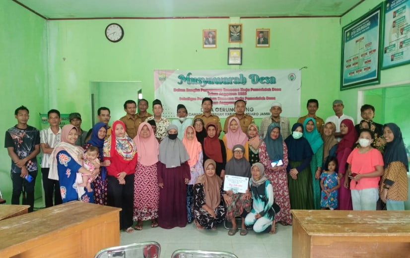 Pemdes Gerunggung Serahkan BLT DD Pemdes Gerunggung Serahkan BLT DD