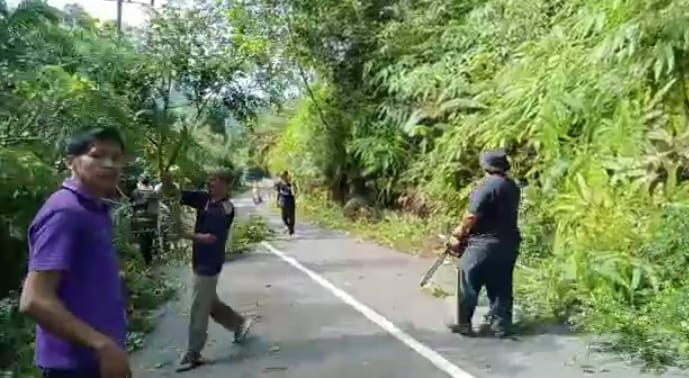 Pemdes Sekancing saat gotong royong Pemdes Sekancing saat gotong royong