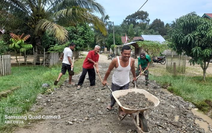 Pemdes Sungai Ulak Gotong Royong Sambut HUT RI ke 77