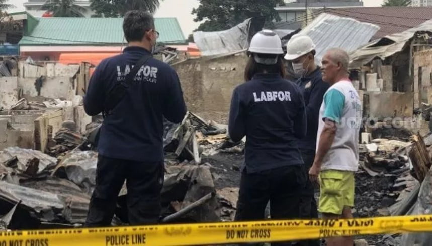 Petugas Puslabfor Mabes Polri di lokasi kebakaran Simprug Kebayoran Lama.