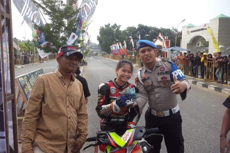 Sia Cuek, pembalap wanita yang ikut ramaikan road race piala Pj Bupati Muaro Jambi.