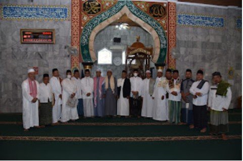 Wabup Batanghari Bakhtiar bersama masyarakat di Masjid Fastabiqul Khairat