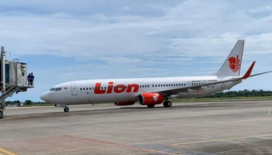pesawat Lion Air rute Padang-Batam dengan kode penerbangan JT 145