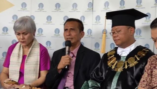 Ayah Brigadir Nofriansyah Yoshua Hutabarat atau Brigadir J, Samuel Hutabarat mewakili wisuda mendiang anaknya Ayah Brigadir Nofriansyah Yoshua Hutabarat atau Brigadir J, Samuel Hutabarat mewakili wisuda mendiang anaknya