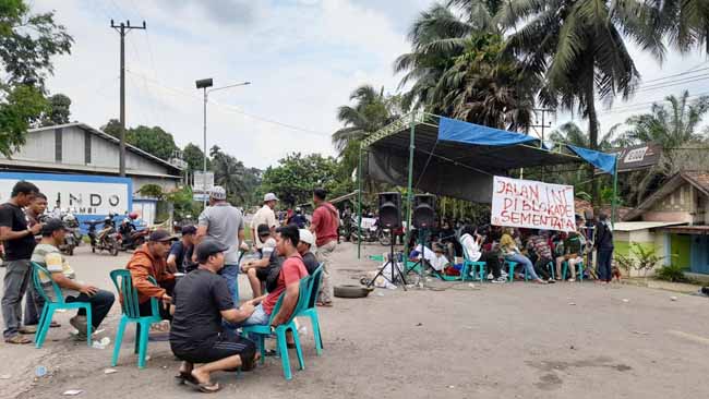 Blokade Jalan ke Pelabuhan Talang Duku Blokade Jalan ke Pelabuhan Talang Duku