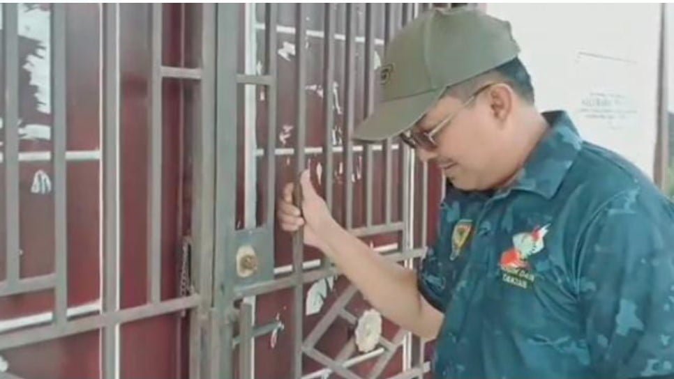 Bupati Tanjabbar, Anwar Sadat saat melakukan sidak dibeberapa Kantor Lurah Bupati Tanjabbar, Anwar Sadat saat melakukan sidak dibeberapa Kantor Lurah
