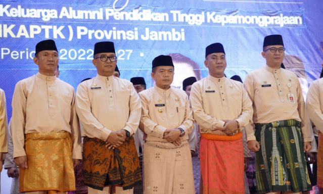 Gubernur Al Haris pada acara Pelantikan dan Pengukuhan Dewan Pengurus Ikatan Keluarga Alumni Pendidikan Tinggi Kepamongprajaan (IKAPTK) Provinsi Jambi Periode 2022-2027