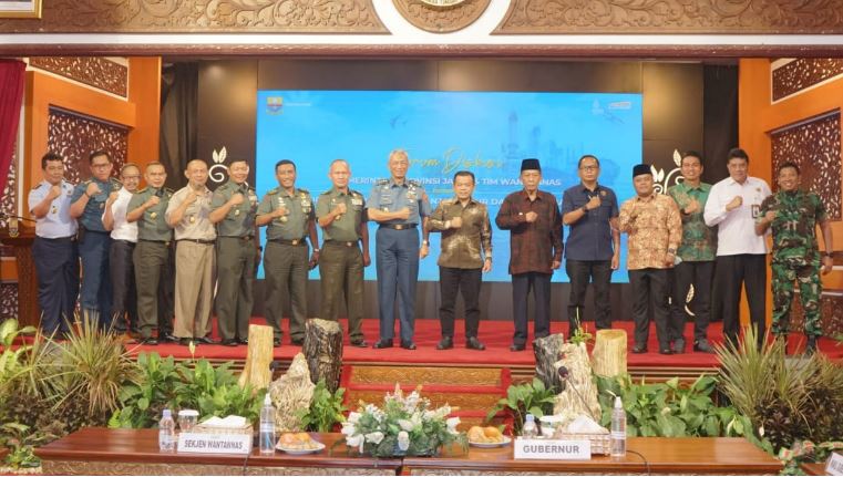 Gubernur Jambi, Al Haris foto bersama setelah acara Diskusi antara Pemprov Jambi dan Tim Wantannas bersama Forkopimda serta Bupati Tanjung Jabung Timur dan Bupati Batanghari.