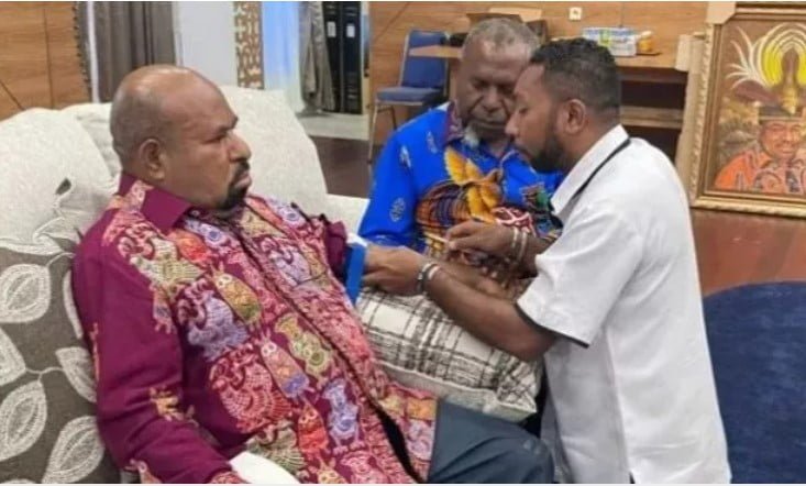 Gubernur Papua Lukas Enembe saat menjalani pemeriksaan kesehatan. Lukas dikabarkan tidak bisa memenuhi panggilan KPK karena stroke. Gubernur Papua Lukas Enembe saat menjalani pemeriksaan kesehatan. Lukas dikabarkan tidak bisa memenuhi panggilan KPK karena stroke.